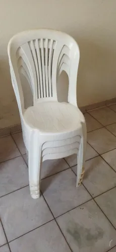 4 cadeiras de plástico 