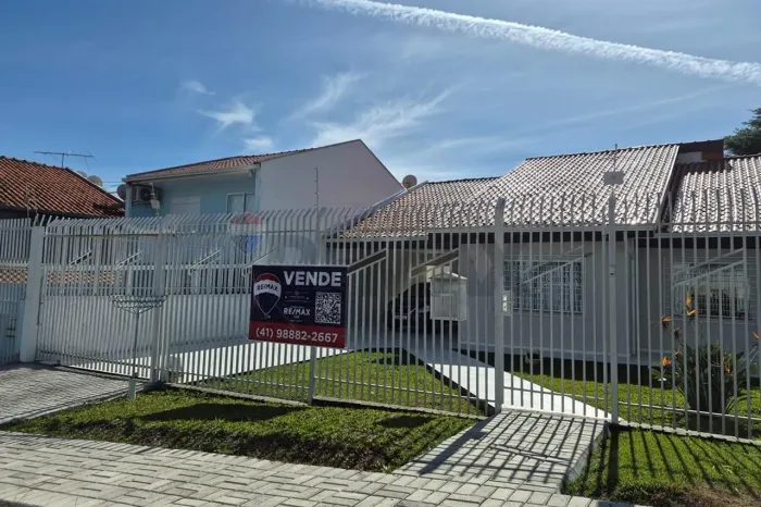 Casa Plana com 514m² de terreno, amplo quintal e jardim Atuba (Tereza Gleser)