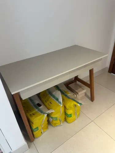 Vendo Escrivaninha Off-White com Gaveta - Muito Conservada