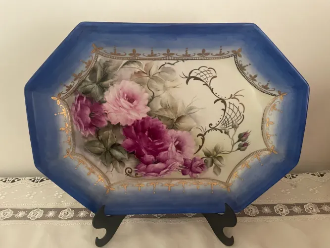 Travessa oitavada pintada a mão em porcelana com friso dourado