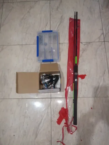 Kit completo para pesca(Vara/Molinete e caixa de iscas artificiais)