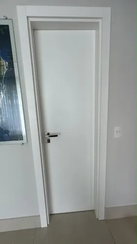 Porta interna branca em MDF com batente e maçaneta - 2,00 x 0,60