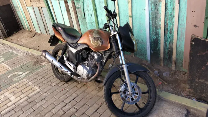 Vendo uma moto 150 Mix completa deve 2900 de documento ZAP *