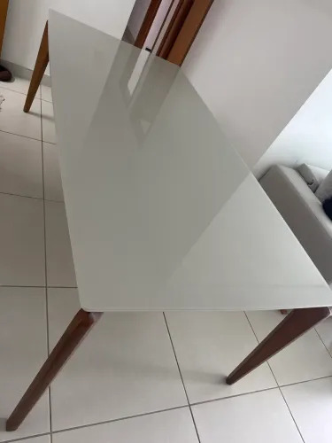Mesa com tampo de vidro