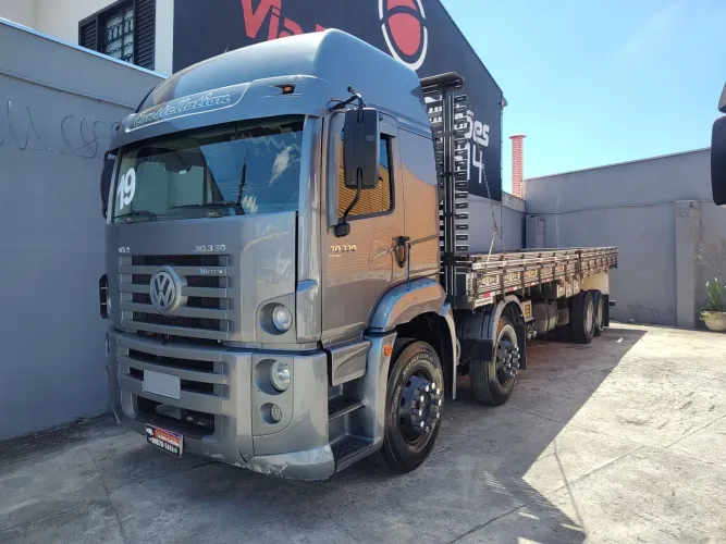 VW 30.330 Bitruck 8x2 carroceria de madeira VIA DUTRA CAMINHÕES CAÇAPAVA SP