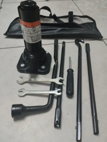 Kit completo macaco e chave de roda para estepe da Hilux 