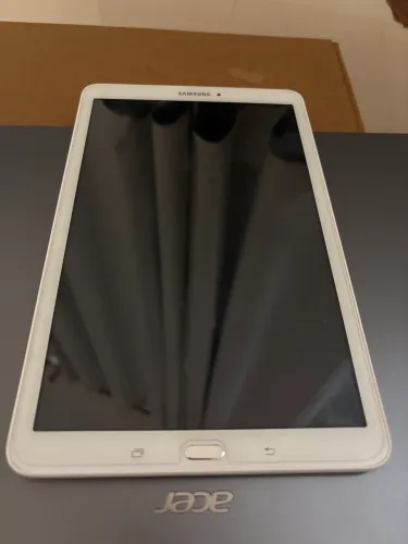 tablet Samsung Galaxy Tab E de 9.6 polegadas na cor branca. Tela: Possui uma tela touchs