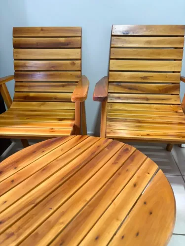 Conjunto de 2 cadeiras e mesa de centro