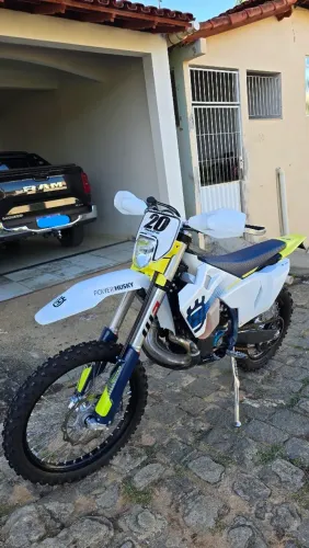 Husqvarna TE 300 - Ano 2024 - Apenas 24 horas - com protetores <br>Moto praticamente zero