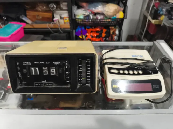 Rádio de mesa Philco Ford antigo funciona porém chiando um pouco