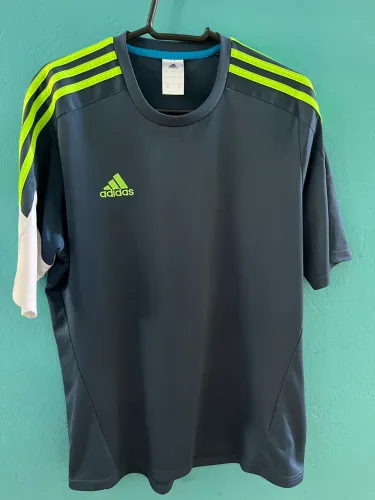 Camiseta esportiva adidas
