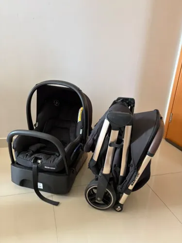 Carrinho de bebê com bebê conforto