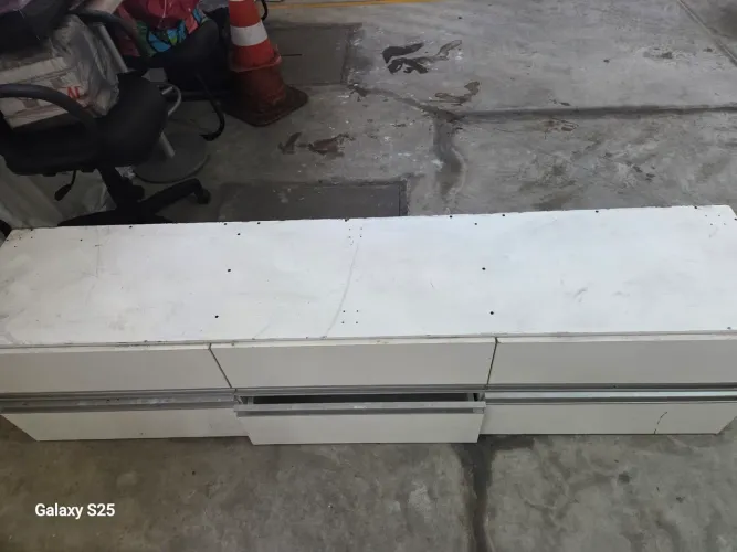 Vendo armário de parede em MDF medindo 1.97 de comprimento e 4.7 de altura. 