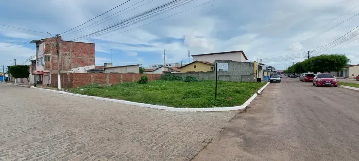 Excelente terreno de esquina no centro de Extremoz
