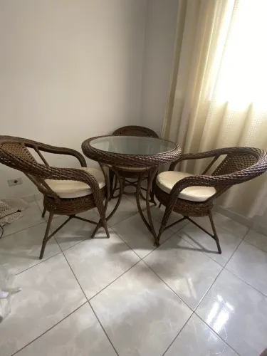 Mesa linda com 3 cadeiras