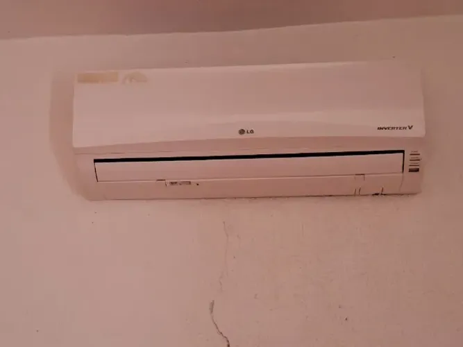 Vendo ar condicionado inverter LG 9000 BTUs com defeito.