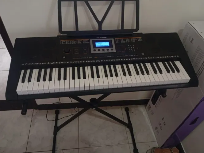 Teclado Profissional Semi Novo com suporte incluído