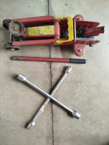Kit Automotivo: Macaco Jacaré Hidráulico 2T + Chave de Roda Cruz