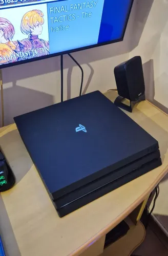 PS4 Pro Desbloqueado com SSD, 2 controles novos, caixa e jogos originais