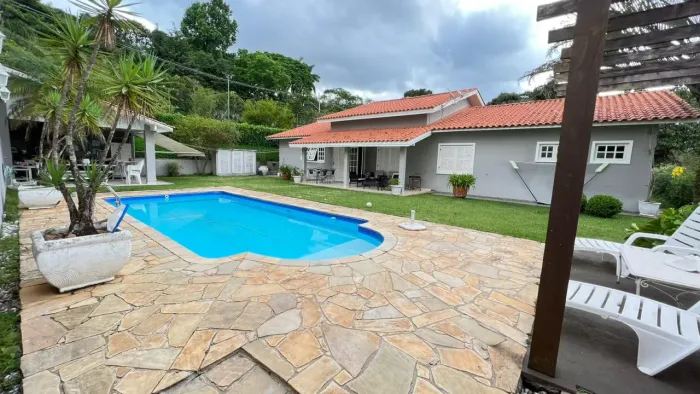 Casa térrea em condomínio fechado em Cotia para venda possui 270 M2 com 3 suítes