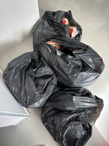 30 peças :roupas ,sapatos ,cintos e bolsas por 300 reais .