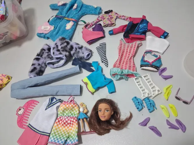 Lote Roupas e Acessórios boneca Barbie