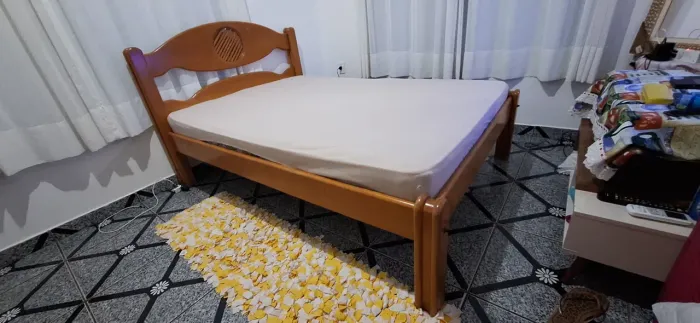 CAMA DE CASAL MADEIRA MARACATIAIA DOURADA COM COXÃO