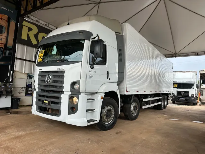 Volkswagen 30-330 ano:2023 baú assoalho na chapa