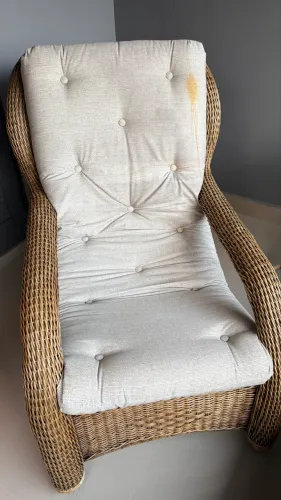 Poltrona ratan acompanha mesinha de apoio