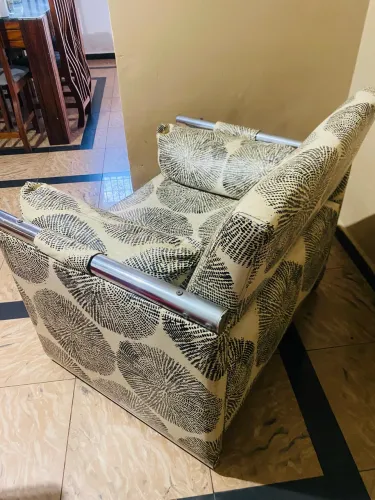 Poltrona Retrô em Courvim Impecável (90x70x80cm)
