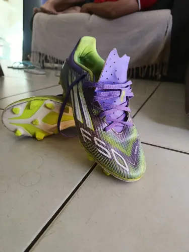 Chuteira Adidas, F50 semi nova , custurada e coloca, número 38 