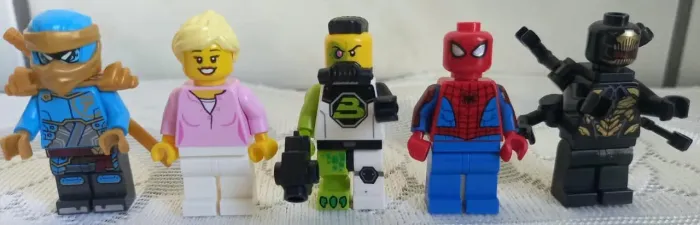 Lote F com 5 minifigure (bonequinhos) Lego original