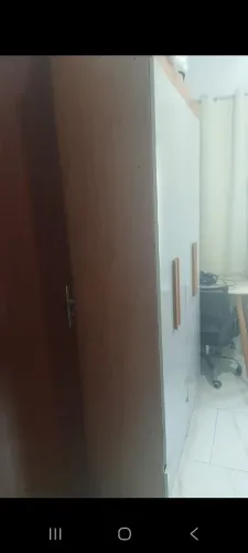 Guarda-roupas e mesinha de escritório