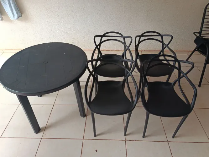 Cadeira trama e mesa redonda de plástico