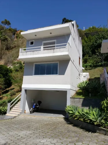 EXCELENTE CASA VALPARAÍSO PETRÓPOLIS 3 SUITES 2 VAGAS COBERTAS CONDOMÓNIO FECHADO 200 M²