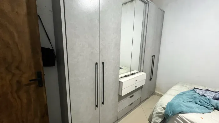 Guarda-Roupas cinza, com espelho e penteadeira