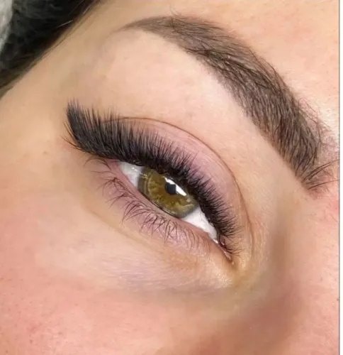 PROCURO MODELO DE OLHOS CLAROS !PARA EXTENSÃO DE CILIOS . MODELO FOX EYES