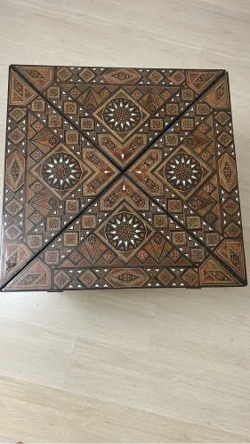 Mesa de madre pérola  com tabuleiro de jogos 