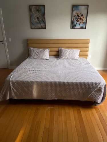 Cama box com colchão e cabeceira.