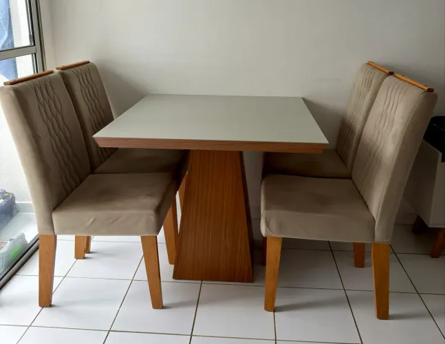 Conjunto de Jantar Moderno - Mesa + 4 Cadeiras Estofadas