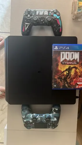 Ps4 Slim 500GB com duas manete e 1 jogo