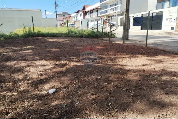 "Terreno de 360m² em Santa Cecília, Barbacena - Oportunidade!"