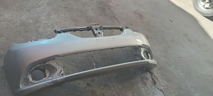 Parachoque dianteiro renault logan 2015 16 com pequena avaria em baixo  nada de mais .
