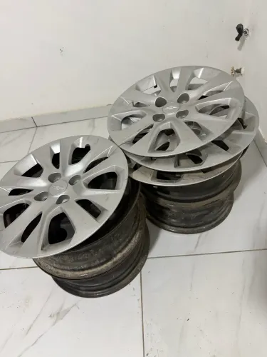 Vendo jante com calotas aro 15 do Onix
