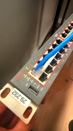 Switch Avaya 4550T-PWR 48 portas PoE + 2 uplinks Gigabit