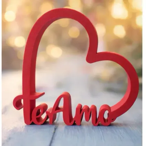 Linda peça decorativa em formato de coração com a frase ?Te Amo?, perfeita para presentear