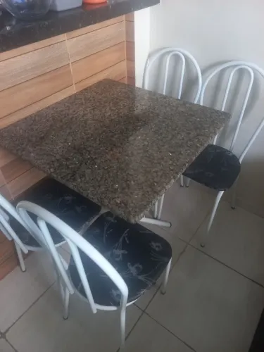Conjunto de Mesa e Cadeiras