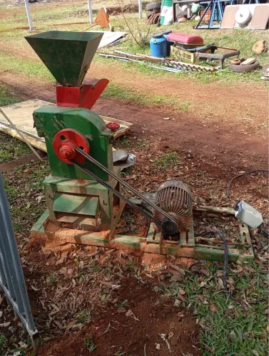 Vendo triturador de milho tri-fase CV 7 meio
