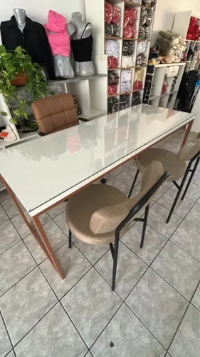 Jogo de mesa e cadeiras de escritório,vidro em blindex ,acabamento rose