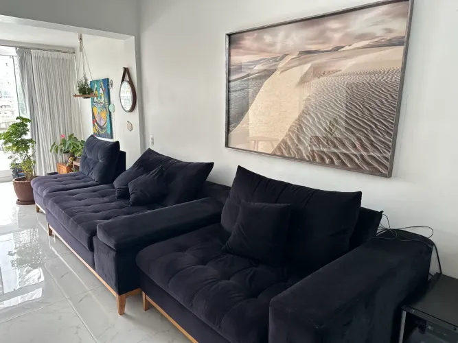 Sofá Retrátil/Reclinável 5 Lugares com Chaise em Veludo Preto e Pés de Madeira